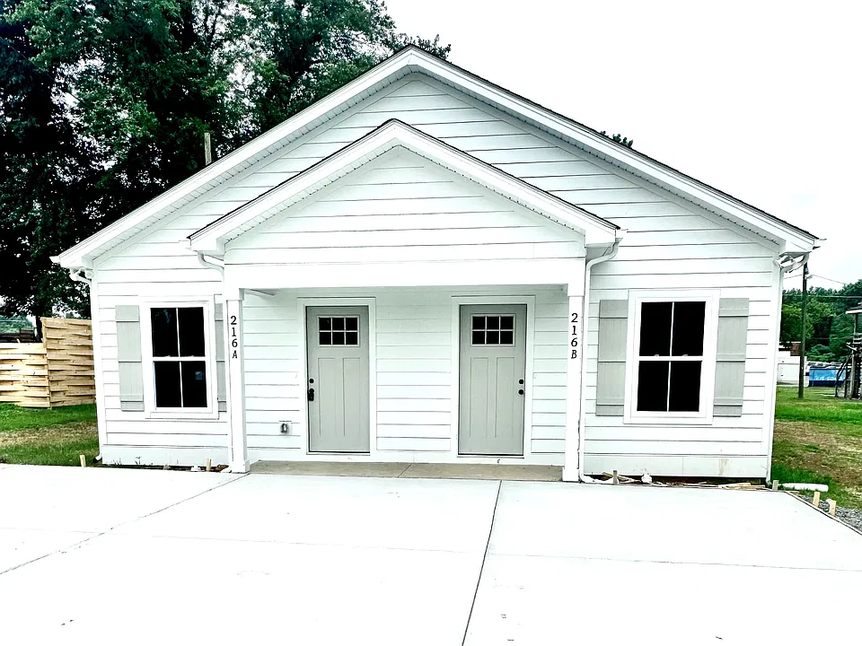 216 Victor Reiter Pkwy #B
