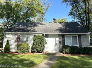 10730 Albany St, Oak Park, MI 48237