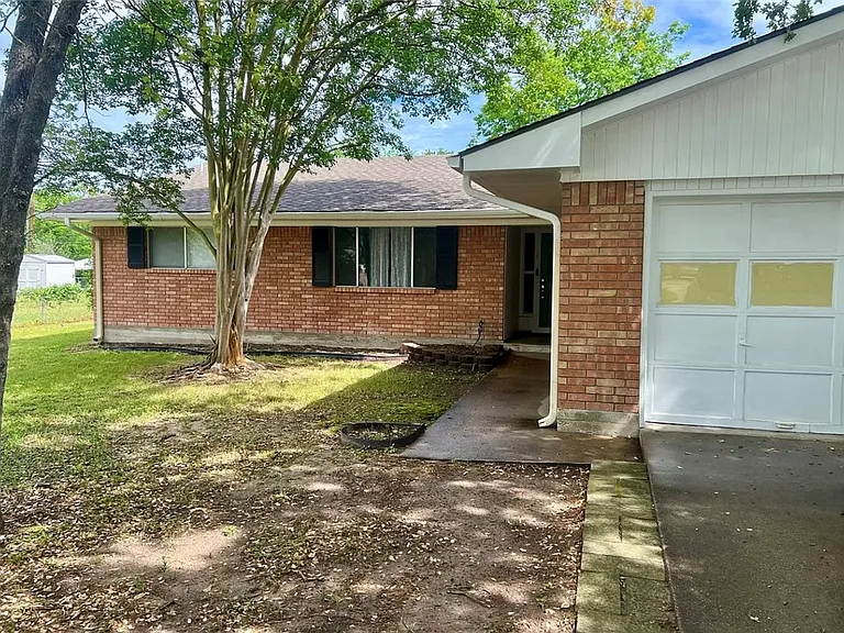 407 Fairway Dr — Photo 2