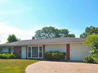 300 Woodview Rd, Lake Barrington, IL 60010