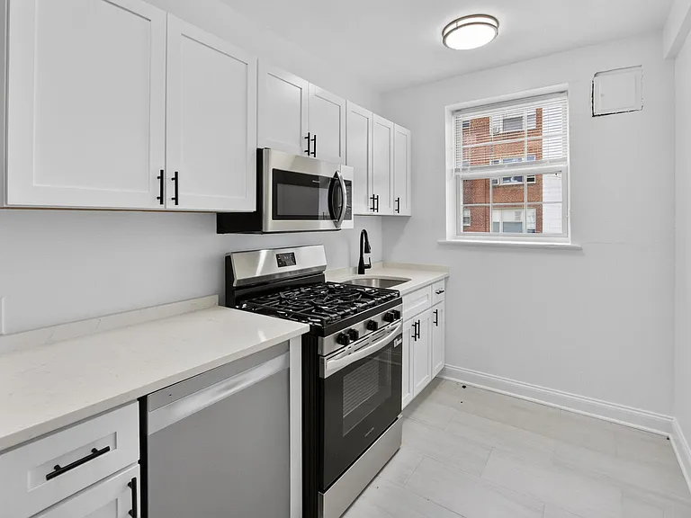 1441 Somerset Pl NW #202 — Photo 8
