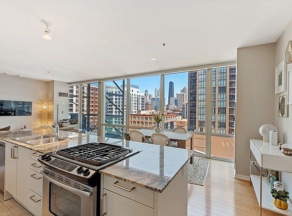 5th image of 653 N Kingsbury St APT 906