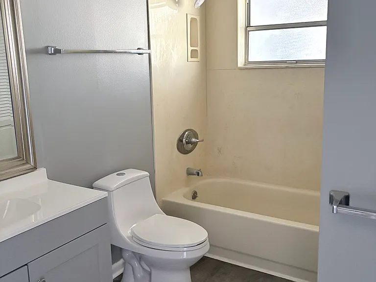 3421 & 3423 SW 27th St — Photo 8