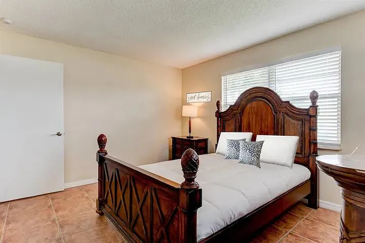 774 NW Floresta Dr — Photo 9