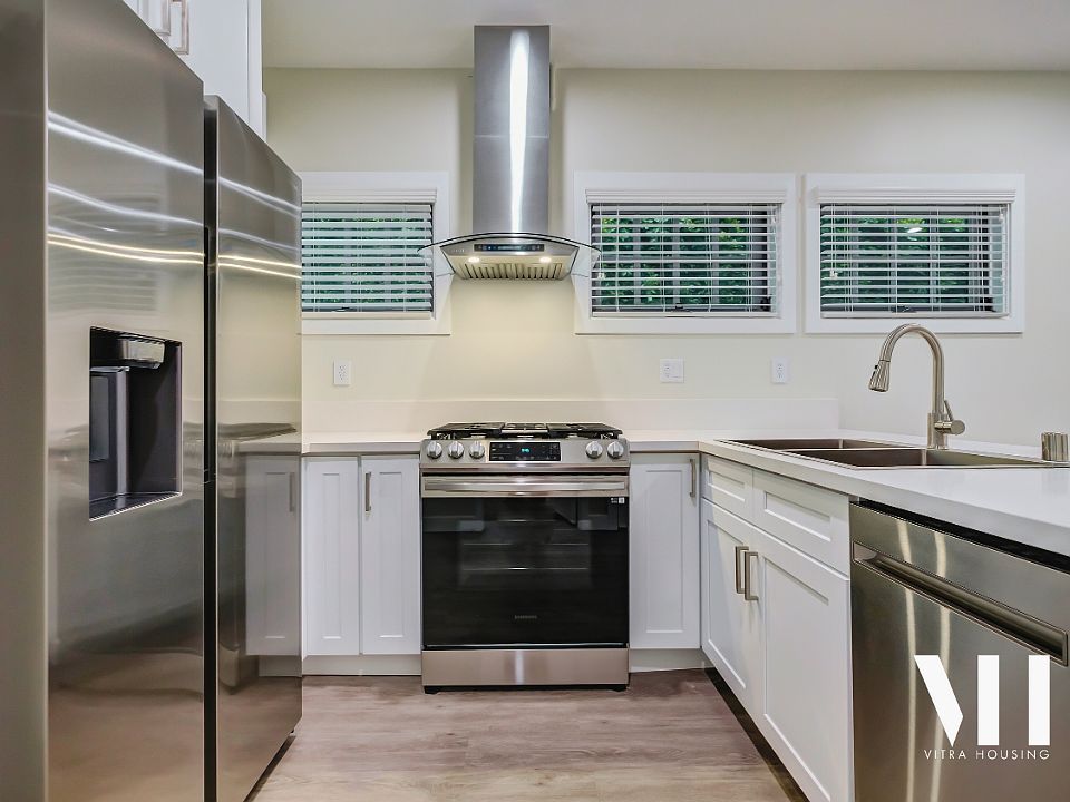 Gorgeous Custom Kitchen Kitchen with Gas Range, Dishwasher, Refrigerator w/ Icemaker, and plenty of counter space!