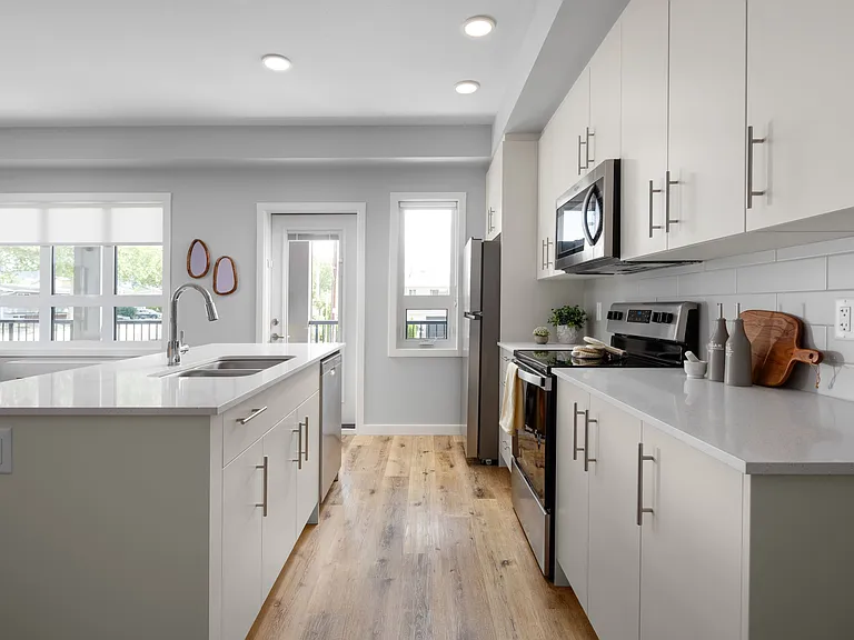 2132 Wilkinson St — Photo 3