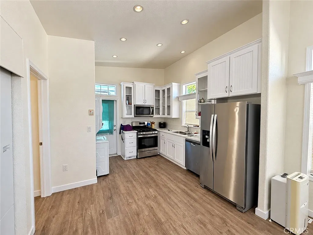 2 bed, 660 sqft, $2,200 — Photo 3