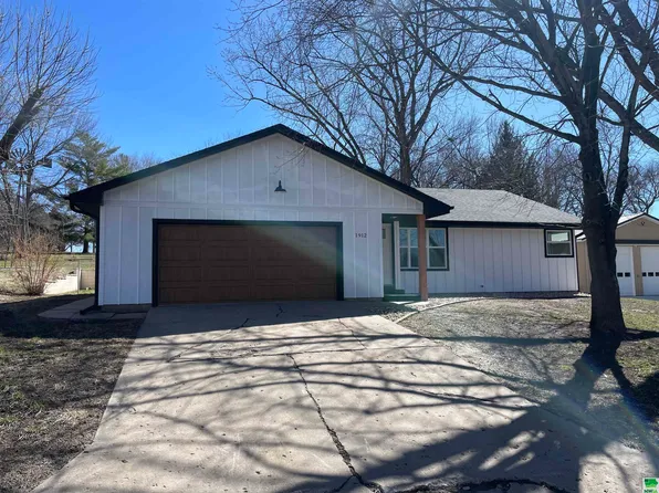 1912 Avenue M, Hawarden, IA 51023