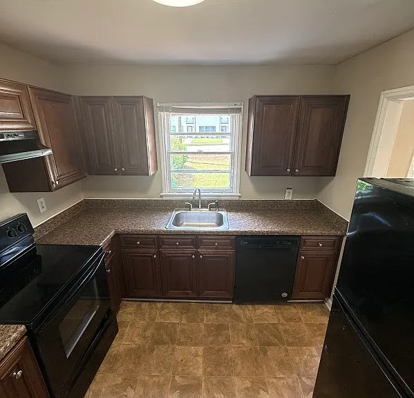 1624 Eastland Rd SE — Photo 2