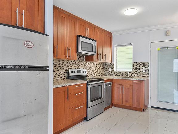 5th image of 851 Meridian Ave APT 24