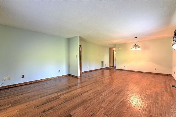 3rd image of 465 Manor Dr APT A
