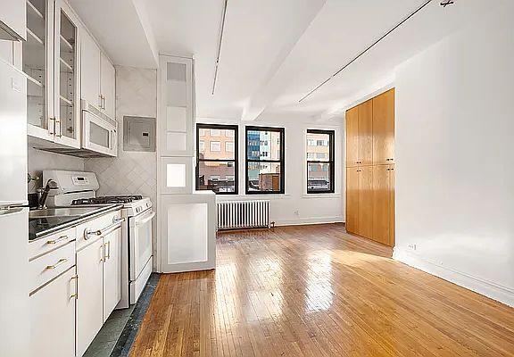 4th image of 457 W 57th St #810