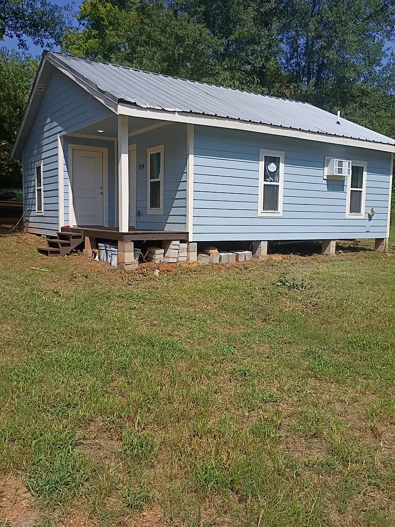 Furnished 1 bedroom 1 bath house close to downtown! — Photo 2