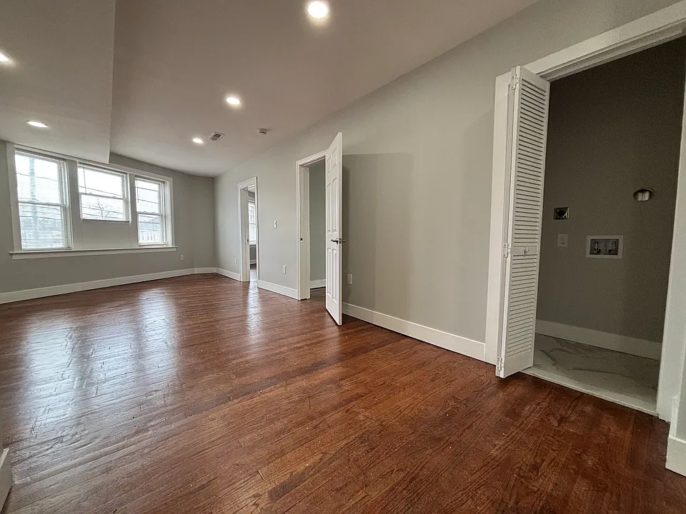 70-103 Circular Ave