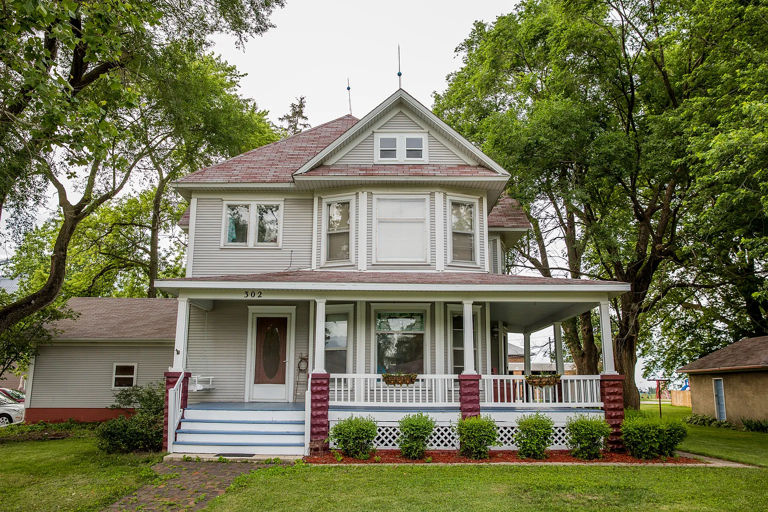 302 E Main St photo 1