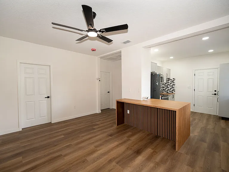 226 N Terry Ave — Photo 5