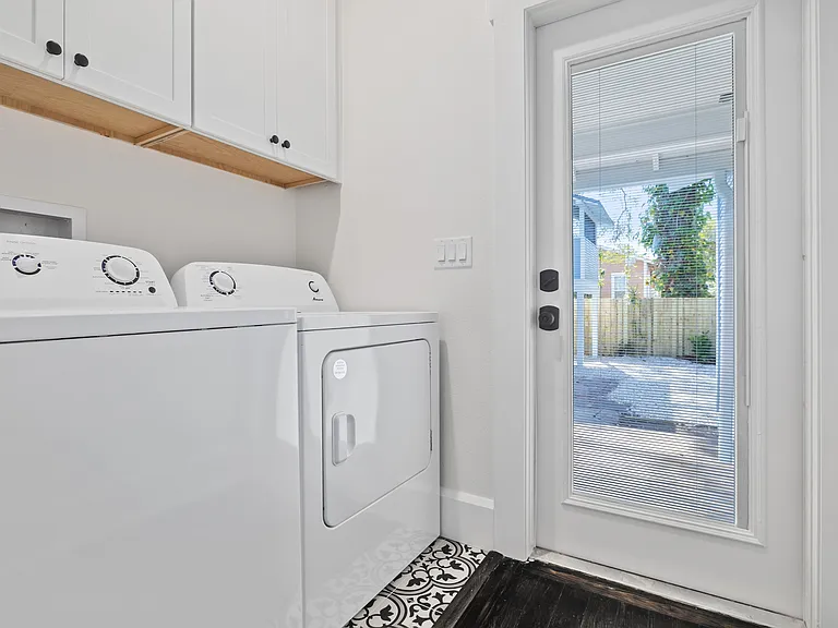 905 E Saint Clair St — Photo 20