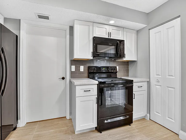 7773 La Mirada Dr — Photo 13