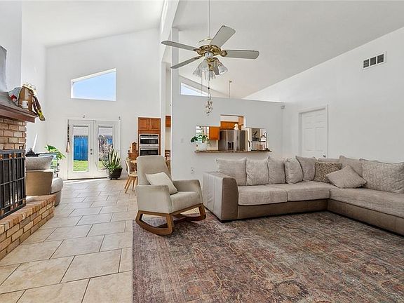 4th image of 2208 Cambridge Dr