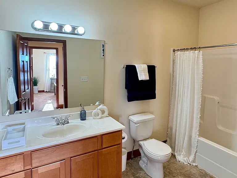 Eagle View Luxury Apartments — Photo 21