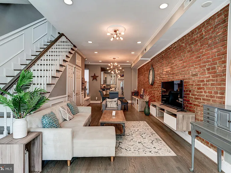 1016 G St SE — Photo 4