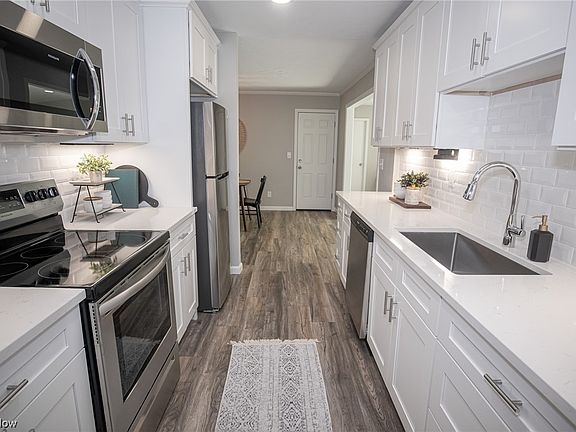 5th image of 729 Surrey Cir