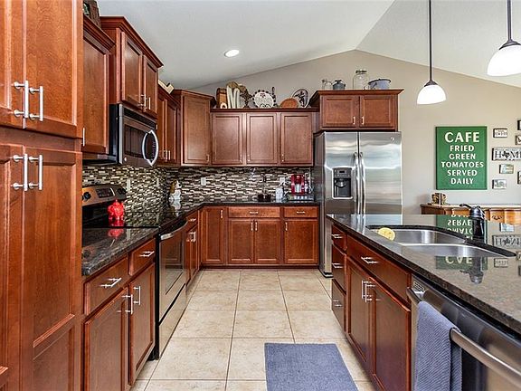 3rd image of 850 NW Orchard Dr