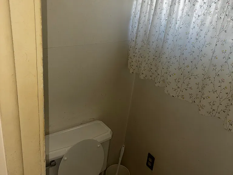 744 Nicholas St — Photo 15