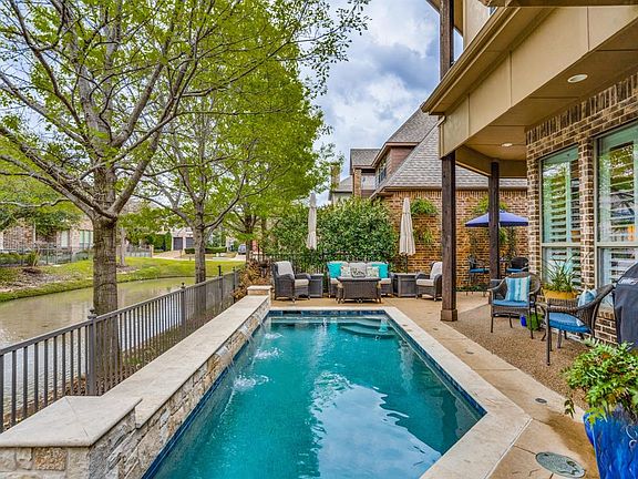 3rd image of 32 Pristine Pond Dr