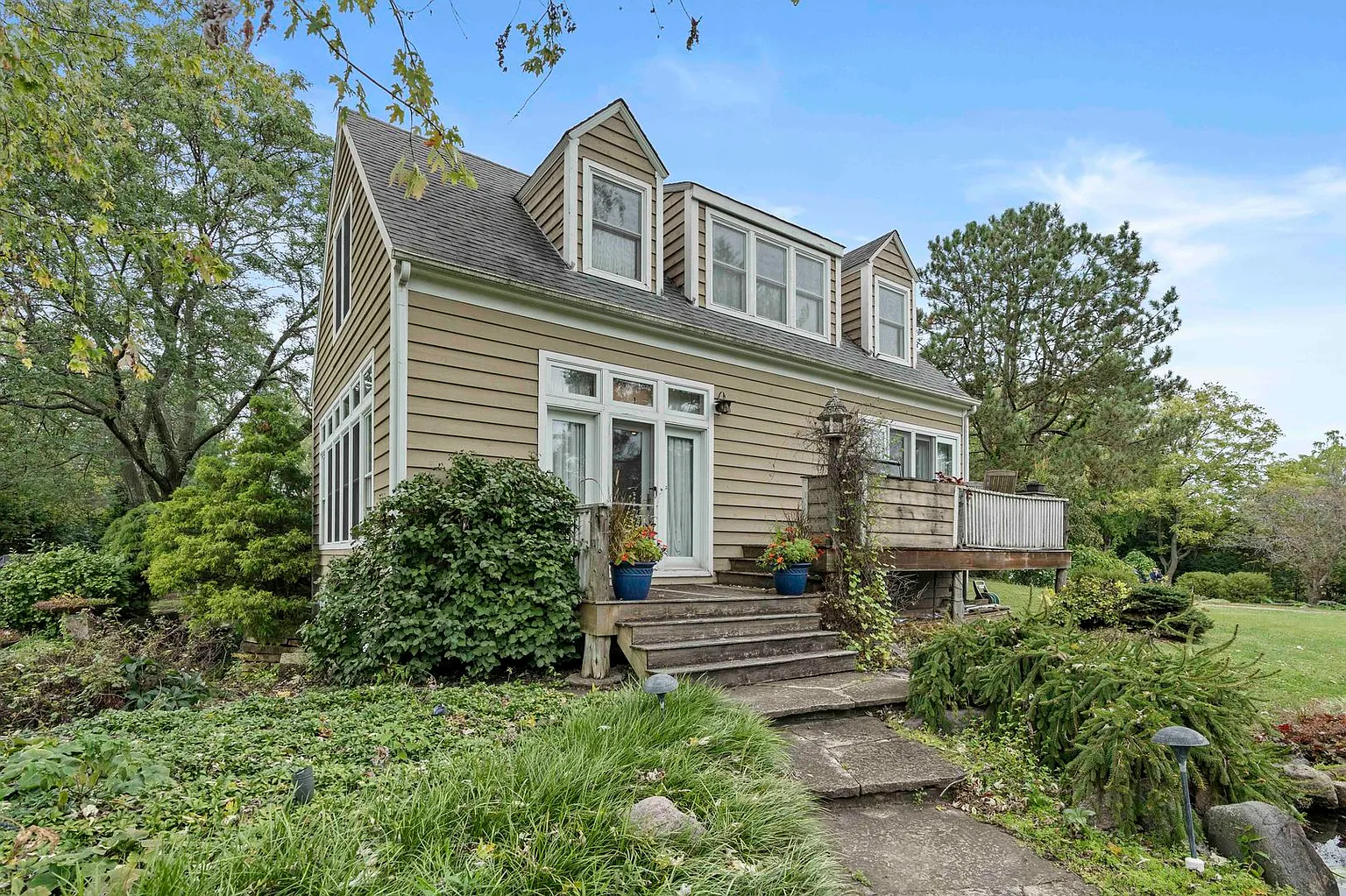 5944 Clarendon Hills Rd photo 1