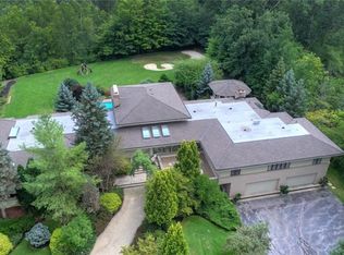 100 Mountain View Dr, Moreland Hills, OH 44022