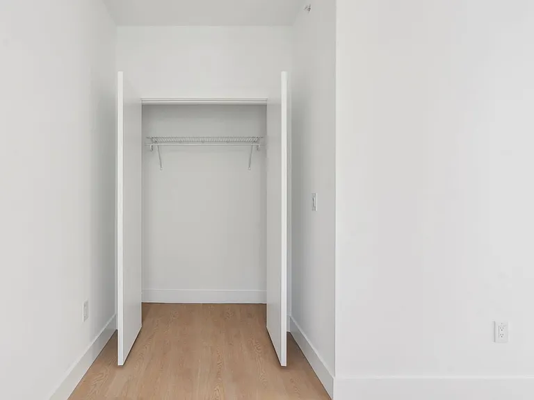 2400 W Montgomery Ave — Photo 6