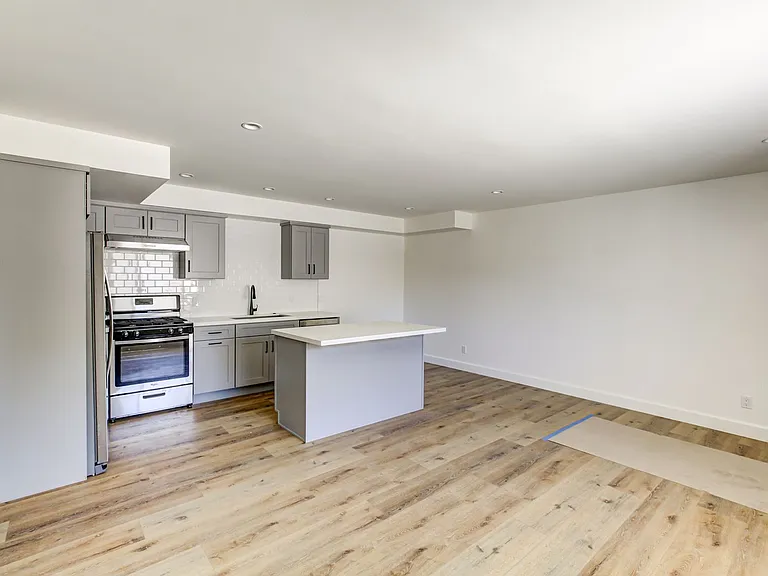 455 N Olive St — Photo 3
