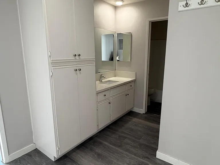 5354 Yarmouth Ave — Photo 4