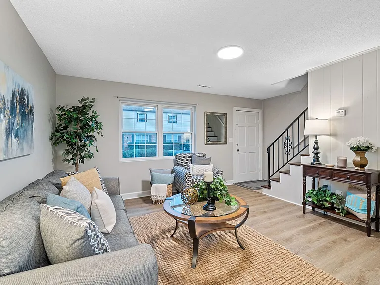 Silver Birch Apartments — Photo 40