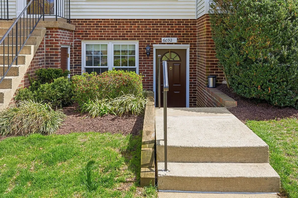 Building Photo - 6032 Old Landing Way #27