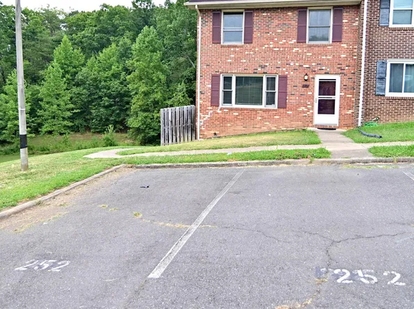 252 Overlook Ct, Fredericksburg, VA 22405