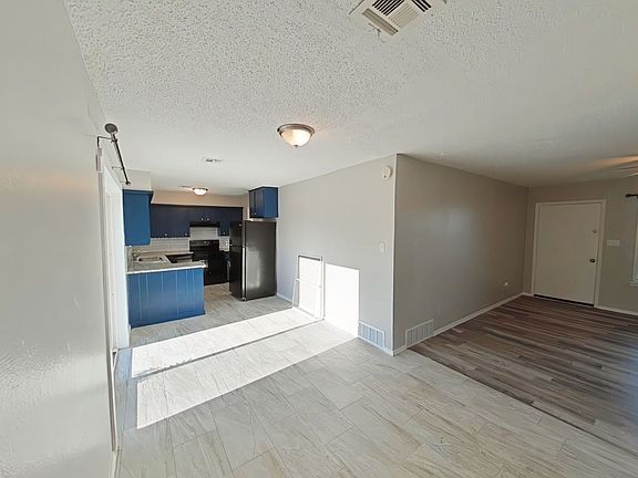 4th image of 324 NW Compass Dr