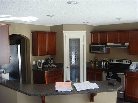 4th image of 8411 Sloane Cres NW