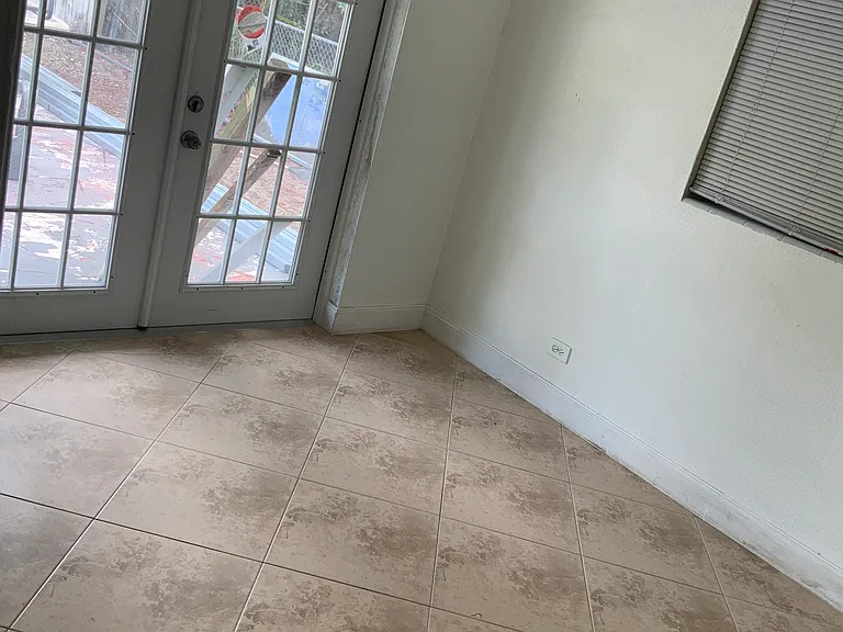 4220 NE 3rd Ave — Photo 2