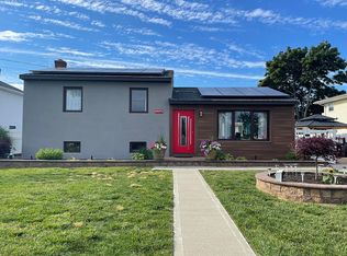 16 Halycon Rd, Lindenhurst, NY 11757