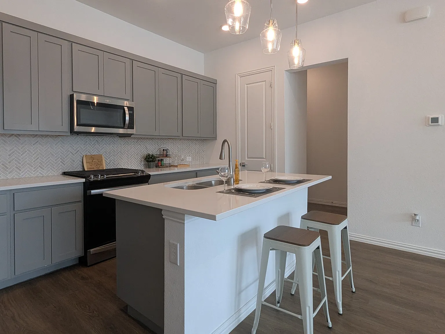 3 bed, 2.5 bath, 1674 sqft, $2,500 — Photo 1
