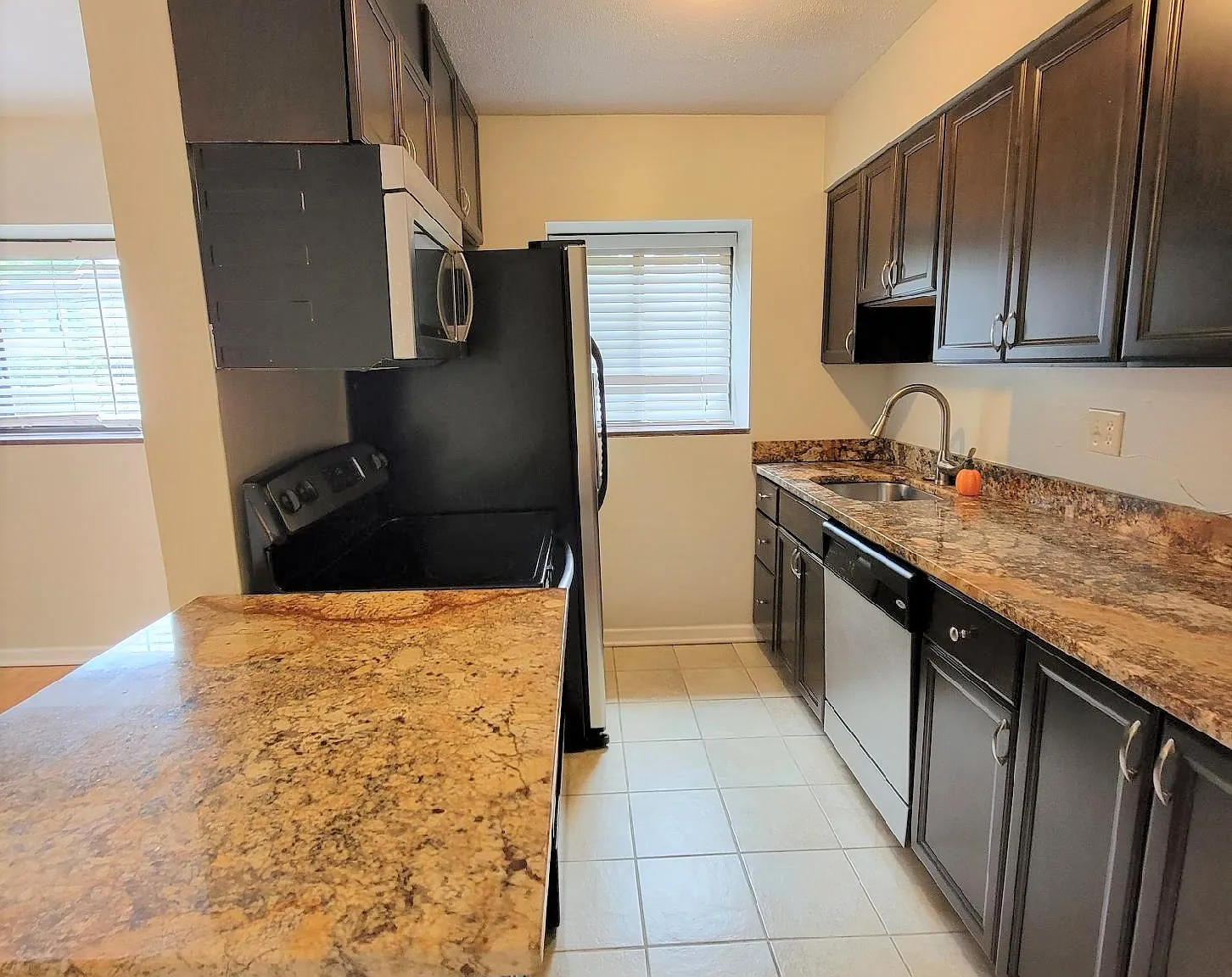 1 bed, 800 sqft, $1,275 — Photo 3