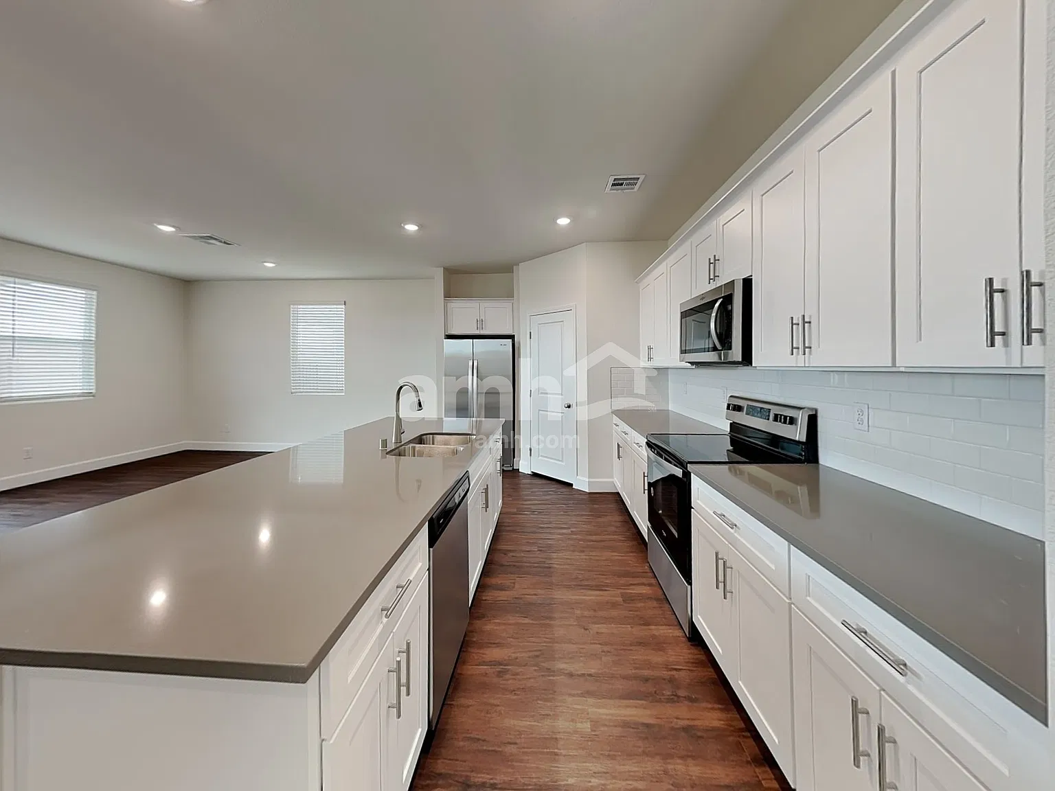 5 bed, 3.0 bath, 2407 sqft, $2,545 — Photo 3