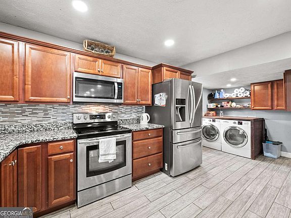 5th image of 1183 E Ridge Rd