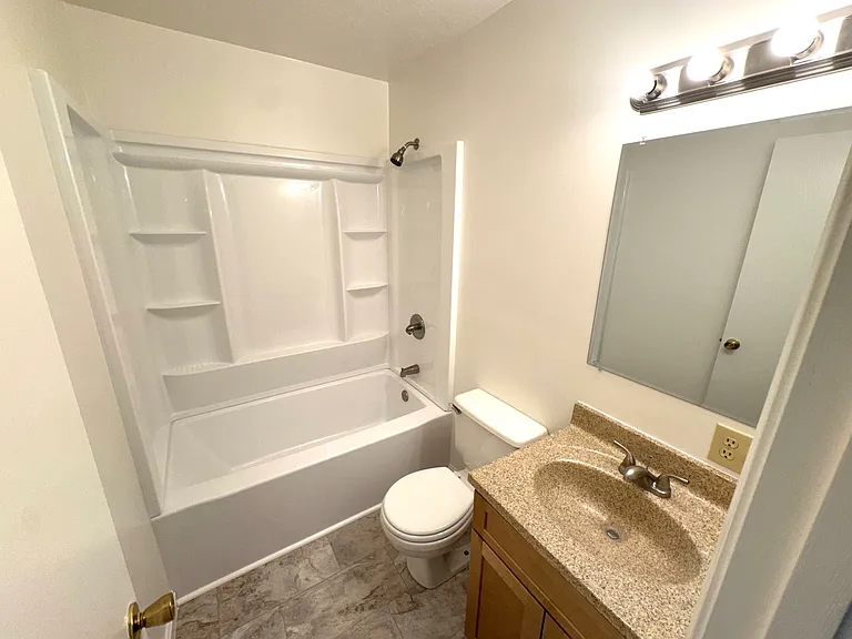 4 Lilac Ct - Renovated Full Bathroom
