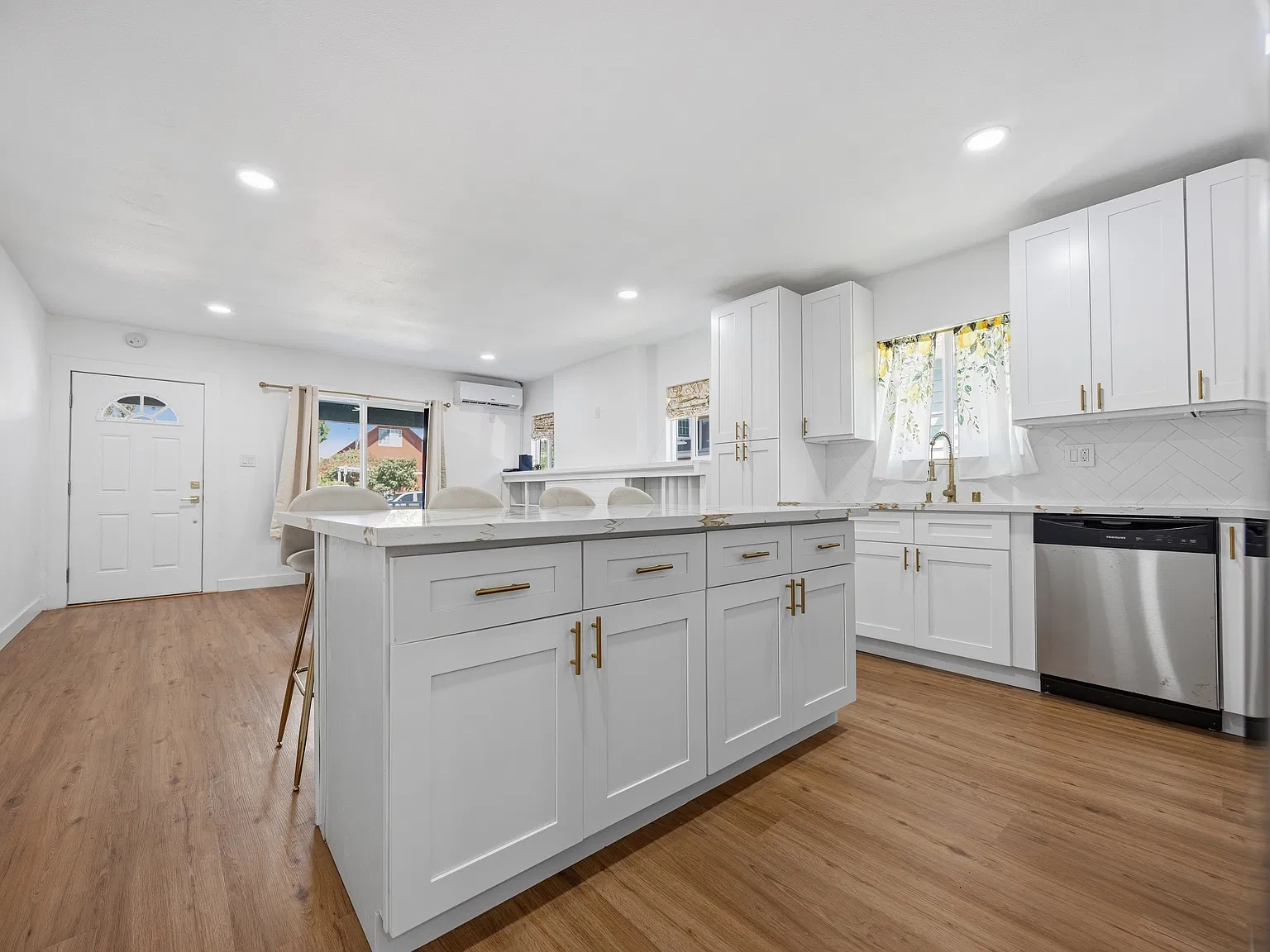 620 West 42nd Place - 1 — Photo 2