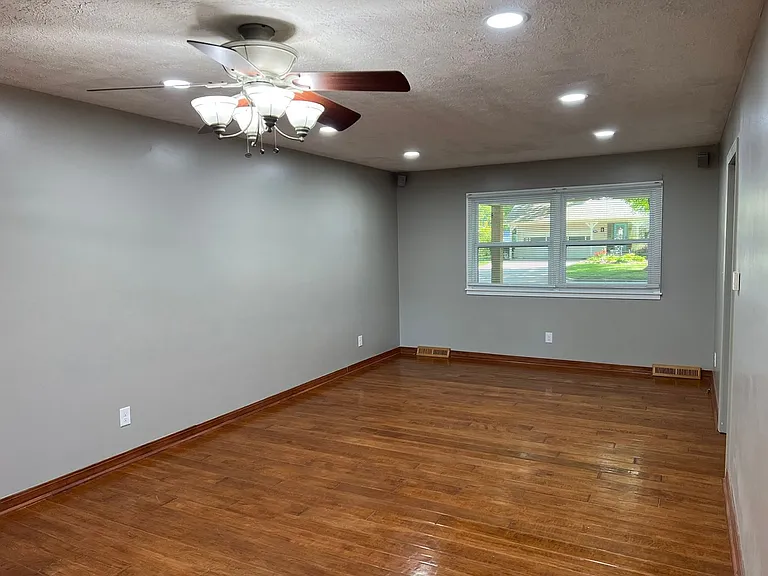 2535 S Prospect Ave — Photo 4