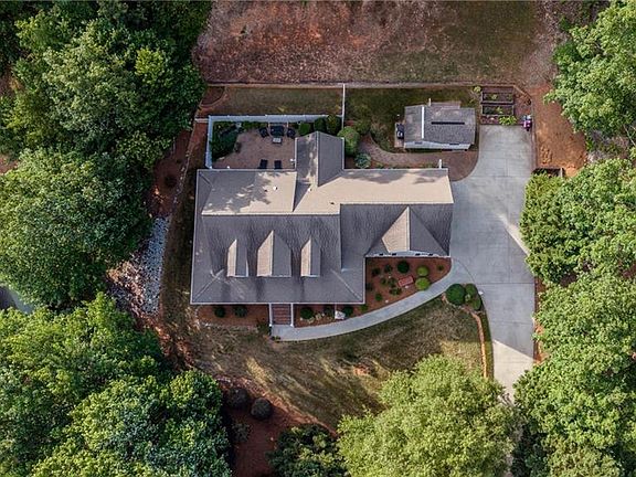 3rd image of 697 Graceland Dr