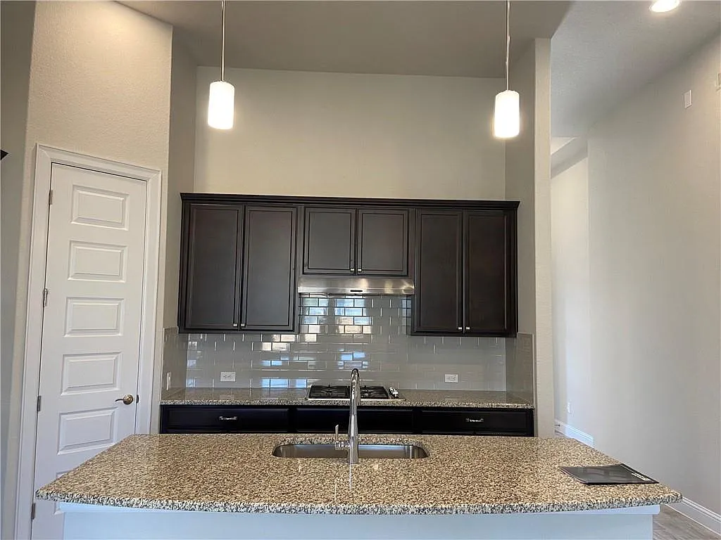 4 bed, 3.0 bath, 1933 sqft, $2,495 — Photo 4